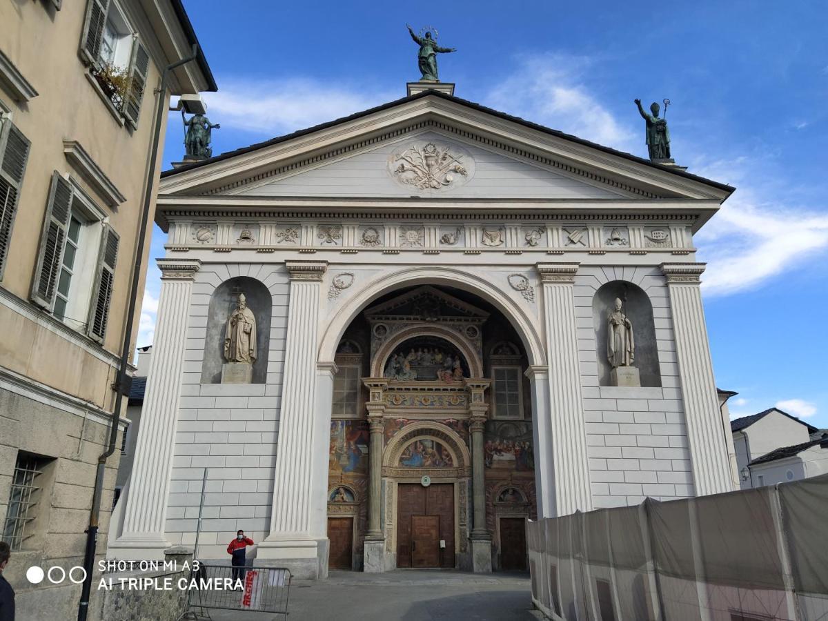 Un Oeil Sur La Cathedrale Aosta Exterior foto
